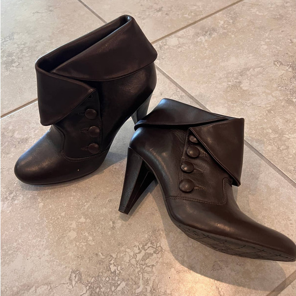 Gianni Bini Shoes - Gianni Bini Desiree cuffed button brown leather ankle boot - 7.5 M